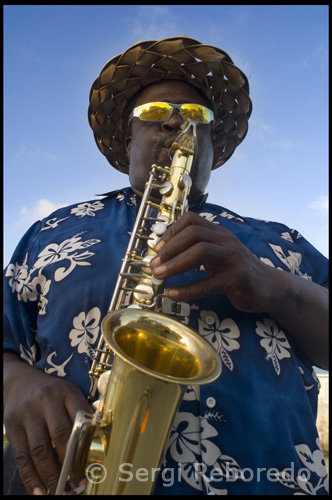 La música de les Bahames es centra en gran mesura al voltant de Junkanoo, de Bahames de vacances una celebració que es produeix en Dia de Sant Esteve (26 de desembre) i de nou el dia d'Any Nou (1 de gener). Un gran desfilada, que tradicionalment a la badia del carrer, és el punt culminant de l'acte al qual van assistir molts veïns i turistes de tot el món.
