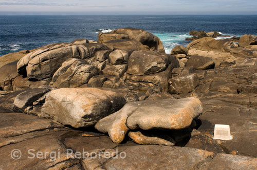 Hi ha una altra pedra sobre aquests es diu "Pedra do Timón ', per la seva semblança amb el timó d'un vaixell i també es relaciona amb la llegenda de la Verge.