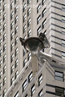 Edifici Chrysler Building a Lower Midtown. 405 Lexington Ave cantonada 42nd Street. Aquest gratacels de 319 és també un símbol de la ciutat i un magnífic exemple de l'estil arquitectònic Art Deco. Va ser dissenyat el 1930 per William Van Alen per ser el centre d'operacions de la marca automobilísica Chrysler, sent l'edifici més alt del món durant uns mesos, fins a la construcció del Empire State. La decoració de la torre està basada en els tapaboques que la marca utilitzava en aquell moment. Les gàrgoles del pis 61 tenen forma d'àguila i en els cantons de la planta 31 hi ha unes rèpliques de les tapes que es col.locaven en els radiadors dels automòbils. L'agulla col.locada a la cúpula de l'edifici, coneguda com vertex, va ser un secret fins que es va col.locar a través d'un fals sostre guanyant així gairebé 61 metres d'alçada, suficients com per superar en alçada al seu rival, el Banc de Manhattan situat a el número 40 de Wall Street. Van Alen mai va cobrar la factura per la construcció de l'edifici en ser acusat per l'empresa de cobrar comissions i suborns dels contractistes adjudicats a l'obra.