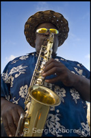 Músico tocando el saxo en las inmediaciones del puerto de Nassau. Bahamas