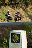 Una pareja realiza el Camino de Santiago en bicicleta. Alrededores de Santiago.