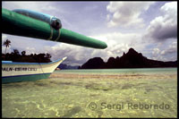 Bangka en Snake Island. Archipiélago Bacuit. Palawan. El agua cuando la marea está baja no cubre y se puede caminar sobre el agua. 