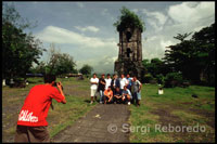 Turistas. Ruinas Iglesia de Cagsawa. Monte Mayon. Bicol. Sudeste de Luzón.