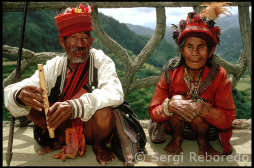 Los ifugao tienen algunas costumbres y rituales que parecen bastante extraño que el observador occidental. En algunas áreas, por ejemplo, no enterrar a los muertos. En su lugar, envuélvalos en un paño y colgarlos en los árboles donde goteo durante la descomposición. Una vez que el cuerpo ha sido reducido a un esqueleto que está envuelto en lo que se llama un manto de muerte y mantener bajo el alero de la choza. El pueblo ifugao también participan en los rituales elaborados para apaciguar a sus antepasados muertos. Sacerdotes invocar en nombre de las personas a solicitar a los muertos no regresar a sus familiares. Los sacrificios de animales también se ofrecen para apaciguar a estos muertos. El Ifugao son gente muy trabajadora y amigable. Son extremadamente cortés con los visitantes. Las mujeres se levantará de su duro trabajo en los arrozales para saludar a los recién llegados. En el pueblo se presentará a los visitantes con vino de arroz en una taza comunales como un símbolo de la amistad. Muchos de los aldeanos han viajado y conocen el mundo exterior.