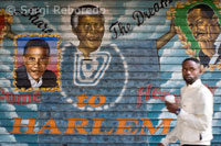 Grafitis de Obama y Martin Luther King pintados en la persiana de un establecimiento del Harlem.  En la actualidad, Harlem está pasando por un nuevo renacimiento, transformándose con la rehabilitación y construcción de  viviendas, convirtiéndose en un barrio seguro y atractivo, con nuevos vecinos, negocios y centros educativos y culturales. Importantes museos se encuentran en esta parte de la ciudad, como el Museum of the City of New York, el Museo del Barrio, Studio Museum in Harlem y Morris-Jumel Mansion Museum. Son también famosas sus iglesias baptistas en las que se celebran todos los domingos misas Gospel. La cocina también destaca en esta parte de la ciudad con restaurantes como Sylvia's, considerado el mejor del país especializado en soul food. Las principales arterias de este barrio son la calle 116, la calle 125 llamada Martin Luther King Boulevard y la 6ª Avenida que aquí se llama Lenox Avenue. Por el momento, alejarse mucho del centro formado por estas calles puede resultar inseguro.