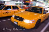 Infinidad de taxis amarillos recorren cada noche la zona de Theater District. El taxi (yellow cab) es, con total seguridad, el medio de transporte que más se utiliza en la ciudad de Nueva York. En taxi puedes viajar de una punta a otra de la ciudad, en cualquiera de los cinco distritos. En Nueva York pedir un taxi no es diferente a como lo harías en cualquier otra ciudad. Levantando la mano es suficiente, aunque debemos fijarnos en el cartel que llevan en el techo. Si está encendido el taxi está libre, si está apagado el taxi está ocupado. En caso de que veamos las palabras off duty significará que el taxi está fuera de servicio. El precio de inicio es de 2.50 dólares, y luego, alrededor de 1 dólar por cada kilómetro recorrido. Si decides bajarte del taxi y te tiene que esperar, te cobrarán 20 centavos por minuto. Luego, debemos dejar al menos un 15% de propina. ¿Cuánto cuesta un taxi en Nueva York?  Mientras cerrabas tu maleta para viajar a la Gran Manzana (o antes), te habrás preguntado por algunos gastos menores que no suelen pesar demasiado al momento de decidir un viaje, pero que es bueno tener claros para el día a día. ¿Cuánto cuesta un taxi en Nueva York?, es una de esas preguntas. Convengamos que el costo de un viaje en taxi no será determinante para decidir viajar o no. Sin embargo si conoces aproximadamente los valores te sentirás más seguro al momento de subirte a uno de los yellow cab y evitarás el sentirte "timado" por desconocimiento. Aquí algunos consejos y valores actualizados: El reloj contador se debe poner siempre en funcionamiento. No hay excepciones ni excusas. El valor inicial es de 2,50 dólares. Cada "unidad" cuesta 0.40 dólares. La unidad equivale a 300 metros con el taxi en movimiento. O por cada minuto de espera o retención por atasco de tráfico. Recargo nocturno por viajes entre las 20 hs y las 06 hs = 0.50 dólares Recargo por hora punta = 1 dólar de lunes a viernes de 16 a 20 horas Al total del viaje se suma 0.5 dólares de un impuesto estatal Los peajes de autovías de pago y puentes se suman al valor del viaje Los conductores están obligados a ayudar a los pasajeros discapacitados a subir y bajar del vehículo (llamando al 311 se envía un taxi con sistem de tracción especial para llevar sillas de ruedas) El equipaje no lleva cargo adicional Para presentar una queja, se debe llamar al 311 o enviarla a través de este enlace