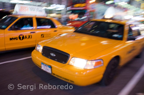 Infinidad de taxis amarillos recorren cada noche la zona de Theater District. El taxi (yellow cab) es, con total seguridad, el medio de transporte que más se utiliza en la ciudad de Nueva York. En taxi puedes viajar de una punta a otra de la ciudad, en cualquiera de los cinco distritos. En Nueva York pedir un taxi no es diferente a como lo harías en cualquier otra ciudad. Levantando la mano es suficiente, aunque debemos fijarnos en el cartel que llevan en el techo. Si está encendido el taxi está libre, si está apagado el taxi está ocupado. En caso de que veamos las palabras off duty significará que el taxi está fuera de servicio. El precio de inicio es de 2.50 dólares, y luego, alrededor de 1 dólar por cada kilómetro recorrido. Si decides bajarte del taxi y te tiene que esperar, te cobrarán 20 centavos por minuto. Luego, debemos dejar al menos un 15% de propina.  Los taxis  están ahora obligados a disponer en la parte del pasajero de un GPS autónomo que va indicando en tiempo real el punto exacto donde ha comenzado la carrera y el camino que vas recorriendo. Puedes ver perfectamente si el taxista te está dando un voltio o te lleva por un recorrido lógico. Es adictivo ver como el mapa refleja cada curva que tomas. Además un lector de tarjetas de crédito, encima del gps, te permite pagar la carrera con tu tarjeta al final del trayecto. El sistema incluye un canal de TV propio con noticias locales, cartelera de cine y cosas así. Puedes regular el volumen o dejarlo sin voz. Al final de la carrera la pantalla te indica cuánto ha sido el recorrido y cuánto los extras. Te da la opción de pagar con tarjeta o en efectivo.  Así el nivel de confianza en el taxista es total. El viaje en taxi pasa de ser la agonía del "¿pero por dónde me está llevando?" a convertirse en un viaje interesante de descubrimiento. Cuanta más información das al usuario de lo que estás haciendo con él más satisfactoria es la experiencia.