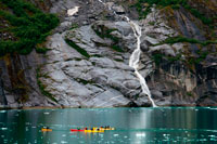 Juneau, Alaska, USA. Passengers of cruise ship Safari Endeavour sea kayaking at Fords Terror, Endicott Arm, Tongass National Forest, Alaska, USA. Cliff-walled fjords sliced into the mountainous mainland are on tap today as you slowly slip into an area widely acclaimed as the most beautiful in Alaska. With more designated Wilderness Areas than any state in the nation, the finest include Endicott Arm and Ford’s Terror, a pristine tidal inlet and fjord. 