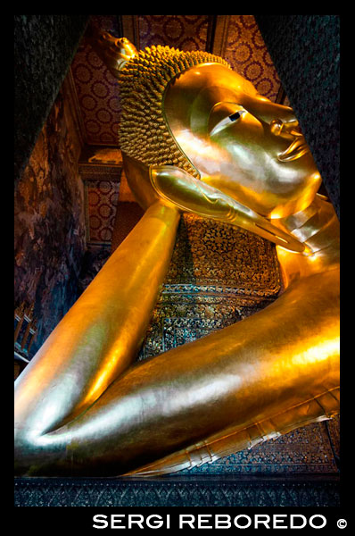 El Buda Reclinado, Templo Wat Pho, Isla Rattanakosin, en Bangkok, Tailandia. Wat Pho (Templo del Buda Reclinado), o Wat Phra Chetuphon, se encuentra detrás del Templo del Buda de Esmeralda y una cita obligada para cualquier visitante por primera vez en Bangkok. Es uno de los mayores complejos de templos de la ciudad y famoso por su gigantesco Buda reclinado que mide 46 metros de largo y está cubierto de pan de oro. Es un fácil paseo de diez minutos entre aquí y el Gran Palacio, y se recomienda a venir a Wat Pho segundo, porque a pesar de que el Buda de oro aquí es tan populares que muchas personas no se toman el tiempo para pasear por el resto del complejo, así la experiencia tiende a ser mucho más relajante. Esto también es un gran lugar para disfrutar de un masaje tradicional tailandés. Wat Pho es a menudo considerada la principal escuela de masaje en Tailandia, por lo que realmente están en buenas manos aquí. Desde diciembre de 2012, entrada al templo cuesta 100 baht y se puede visitar en cualquier momento 08:00-17:00.