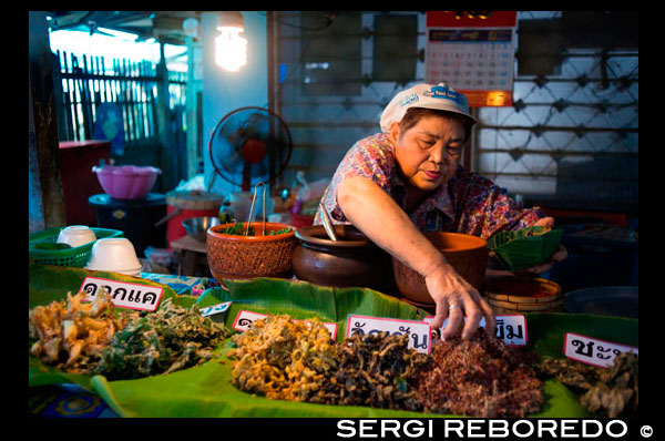 Mujer vendedor. Puesto de comida. Pescado, verduras, comida rápida. Ko Kret (también Koh Kred) es una isla en el río Chao Phraya, a 20 km al norte de Bangkok, Tailandia. La isla sólo data de 1722, cuando un canal fue construido como un atajo para eludir una curva en la rama de OM Kret del río Chao Phraya. Mientras el canal se amplió varias veces, la sección cortada finalmente se convirtió en una isla separada. La isla sigue sirviendo de refugio a las tribus lun que dominaron el centro de Tailandia entre los siglos décimo sexto y ya han mantenido una identidad diferenciada en su versión del budismo y, en particular a Ko. Una forma de llegar a Ko Kret es tomar la vez a la semana Chao Phraya Express, que sale del muelle central (BTS Saphan Taksin) todos los domingos a las 09:00 y visita una serie de atracciones, antes de regresar a las 15:30. El costo del crucero y la visita guiada es de 300 baht (sin almuerzo). Muchas otras compañías también ofrecen excursiones similares, a menudo sólo como una parada en un viaje más largo río arriba a Ayutthaya. Independiente viajes a Ko Kret puede ser un poco más difícil. La opción más fácil es tomar el autobús público 166 del Monumento a la Victoria que recorre todo el camino hasta el mercado en Pak Kret. A partir de ahí, hay que caminar unos 500 metros (o tomar un moto / samlor) hacia el río hasta el muelle del ferry, que se encuentra detrás de Wat Sanam Neua. Si sale el autobús antes de que el U-Turn simplemente continuar hacia el río. A la izquierda verá la entrada a un mercado bastante discreto. Introduce este siga el mercado, siempre y cuando se puede (es decir, quedarse con las tiendas). Finalmente se llega a cerca del Wat y la ruta será muy evidente.