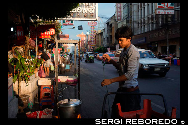 Carretera Thanon Yaowarat en la noche en el céntrico barrio de Chinatown de Bangkok, Tailandia. Yaowarat y Phahurat es multicultural barrio de Bangkok, situada al oeste de Silom y sureste de Rattanakosin. Yaowarat Road es el hogar de la comunidad china grande de Bangkok, mientras que los de etnia india se han congregado alrededor Phahurat Road. Durante el día, Yaowarat no se ve muy diferente de cualquier otra parte de Bangkok, aunque el barrio se siente como un gran mercado de la calle y hay algunas joyas ocultas esperando a ser explorado. Pero por la noche, los letreros de neón resplandecientes con caracteres chinos están encendidos y las multitudes de los restaurantes se dejan caer por las calles, convirtiendo la zona en una miniatura de Hong Kong (menos los rascacielos). Phahurat es un lugar excelente para la compra de telas, accesorios y objetos religiosos. Una visita a la zona no está completa sin contar con algunos de sus manjares sorprendentes que se venden por una absoluta ganga - como nido de pájaro o algunos curries indios. El barrio chino de Bangkok es una atracción turística popular y un refugio de alimentos para gourmands de nueva generación que se reúnen aquí después del atardecer para explorar la vibrante cocina a pie de calle. A la hora del día, no es menos concurrido, como hordas de compradores descienden sobre esta franja de 1 km y adyacente Charoenkrung camino para obtener valor de un día de primera necesidad, el oro del comercio, o pagar una visita a uno de los templos chinos. Repleto de puestos de mercado, restaurantes callejeros y una densa concentración de tiendas de oro, el barrio chino es una experiencia que no te pierdas. La energía que emana de sus interminables filas de madera casas-tienda es llano contagiosa - que le mantendrá con ganas de volver por más. Planifique su visita durante los grandes festivales, como el Año Nuevo Chino, y verá Bangkok Chinatown en su mejor momento.
