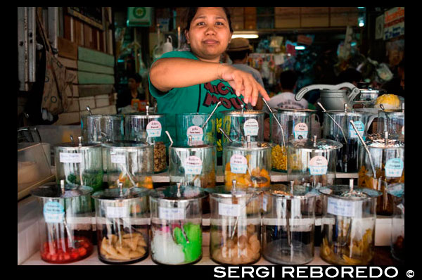 Helados y dulces tienda en Chatuchak Weekend Market o Jatujak Mercado; es uno de los mercados de fin de semana más grandes del mundo abarca superficie de 70 rai (27 hectáreas) en total divididos en 27 secciones, contiene más de 15.000 puestos de venta de productos de todas partes de Tailandia. Chatuchak Weekend Market, es el centro comercial muy popular de los tailandeses y se ha convertido en un lugar popular para los turistas y los extranjeros que permanezcan en Bangkok, cuenta con más de 200.000 visitantes cada día (sáb-dom) 30% es extranjero. Hay casi todo se puede encontrar aquí a un precio local de negociación (no un precio de turista), y la mayoría de los vendedores en realidad provienen de fábricas locales, como la talla de madera antigua, artesanías de barro, recuerdos locales de cada partes de Tailandia, amuletos budistas, funitures madera , hecho a mano flores, plantas, objetos de cerámica, Dools, tailandés Bejarong, mercancías chinas, plantas graden decorado, piedras, modas de moda, seda, trajes tribus de montaña, perros mullidos y más diversos, etc decorado