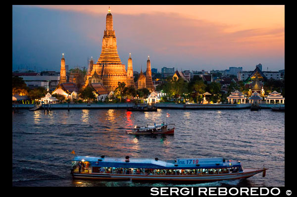 Landscape in sunset of Wat Arun Temple from Chao Praya River from the roof of Sala Rattanakosin Hotel. Bangkok. Thailand. Asia. Sala Rattanakosin restaurant and bar, sala rattanakosin’s restaurant, is a scenic, riverfront dining option, overlooking the legendary chao phraya river and the mystical temple of dawn. Sala Rattanakosin bangkok also features the roof, this rooftop bar and terrace in bangkok provides idyllic riverfront setting to relax with a cold beverage at the end of a wonderful sightseeing day. At Sala Rattanakosin, we make sure that guests will have a memorable experience as they enjoy our wine bar and restaurant in bangkok. THE ROOF. chic open-air rooftop bar and lounge, with stunning views of the chao phraya river, temple of the dawn (wat arun) and other historical sites. serving beer, cocktails, wines and light snacks daily. A scenic, riverfront restaurant, overlooking the chao phraya river and the temple of the dawn (wat arun). the two storey restaurant offers indoor seating and an outdoor over water dining deck, serving a variety of delectable international dishes and a diverse selection of traditional thai favourites. the river bar features a variety of worldly wines, beers and cocktails, and has become one of bangkok’s most romantic and iconic dining experiences.