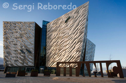 On the building that coated on metal plates and when the light hits them remind reflexes water movement. From the air, the building resembles a white star, the symbol of the owners of the Titanic. Once completed, this tourist attraction is surrounded by public spaces such as crystalline ponds and a trail that guides visitors through the historical past of Belfast.