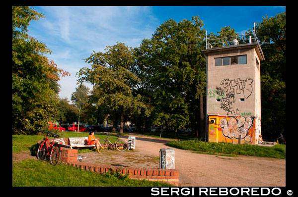 Museum der Verbotenen Kunst, Berlín, Alemania. En 1990 un grupo de jóvenes artistas creó el Museo de las artes prohibidas. Esta es una vieja torre de vigilancia fronteriza, lo que los alemanes llaman Grenzwachturm crea en la franja de la muerte, en la parte de la pared que separaba el barrio occidental de Kreuzberg. Dentro de esta torre, varios artistas censurados por la RDA exhiben sus obras de arte.
