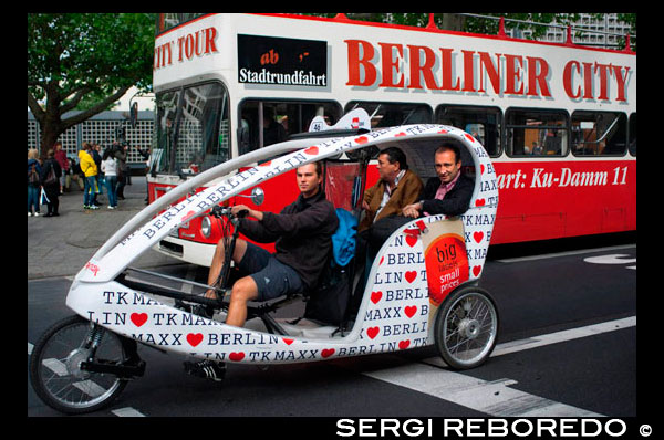 Turistic autobusos i bicicletes de Turisme a Berlín, Alemanya. Berliner City Bus Si heu decidit visitar Berlín, un tour amb bicicleta és la millor manera de conèixer la ciutat juntament amb les seves boniques vistes i la història. Això és degut a que l'àrea en i al voltant de Berlín és relativament pla i fàcil de navegar en una bicicleta. Els nostres guies turístics multilingües pendents, ben informats tindran cura de vostè i assegureu-vos que quatre hores i mitja del seu temps eren els més agradable i entretingut. Durant el nostre recorregut tindrà l'oportunitat de fer un conegut amb una nova ciutat, conèixer gent nova i reposar la seva guardiola de records inoblidables.