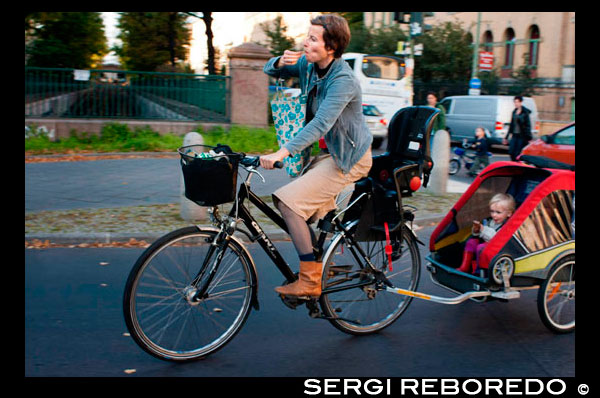 Una mare porta al seu fill amb bicicleta pels carrers de Prenzlauer Berg . Prenzlauer Berg és una localitat de Berlin, que forma la part sud del barri de Pankow . Fins a 2001 , Prenzlauer Berg era en si mateix un municipi de Berlin ; en aquest any va ser combinat (al costat de l'antiga ciutat Weißensee ) al barri de Pankow . Després de la reunificació alemanya el 1990 Prenzlauer Berg es va convertir en un centre per al jovent de Berlín més bohemi , mentre que més recentment s'ha experimentat aburgesament . Prenzlauer Berg és una part del districte de Pankow , al nord-est de Berlín . A l'oest i al sud-oest limita amb Mitte , al sud de Friedrichshain - Kreuzberg , al Lichtenberg l'est, i al nord i Pankow Weißensee . Geològicament , el districte es troba totalment en el dipòsit glacial Barnim i les fronteres del sud-oest ( de Mitte ) a la vall glacial de Berlín , que es va formar a l'Edat de Gel . El punt més alt de la zona és de 91 metres sobre el nivell del mar al nord-oest de Volkspark Prenzlauer Berg . Aquest turó va sorgir després de la Segona Guerra Mundial , creat a partir d'una de les piles de runa després de la reunió de la runa del centre de la ciutat i la reconstrucció posterior.