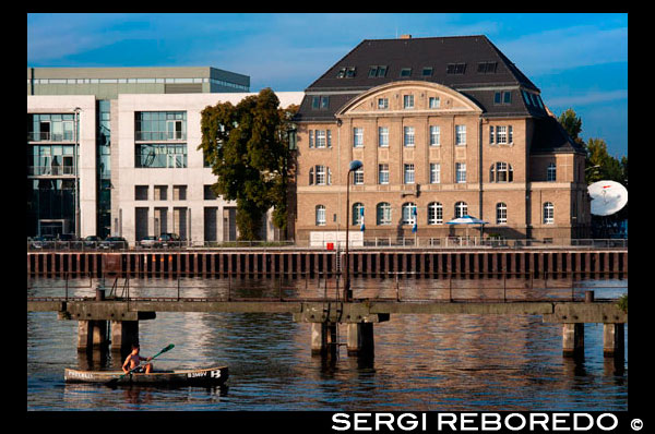 Berlín, Alemanya , pot de rems , canoa i pot de vela al riu Spree . L'experiència de Berlín des d'un caiac . Veure Tierpark i Zoologischer Garten des de l'aigua , i aprendre sobre impressionant sistema de bloqueig d'aigua de la capital . Explora la longitud de la línia U1 , suspès per sobre del canal , i després anar per un viatge en el Spree . Embarca't en un emocionant viatge , únic . El recorregut comença al barri berlinès de Kreuzberg en els molls del vaixell restaurant Van Loom . Per al viatge que tindrà un expert a la mà per donar-li la benvinguda abans que els éssers turístics . La guia a continuació us ajudarà a implementar . Mentre que s'escalfi per al viatge , vostè tindrà l'oportunitat d'aprendre una mica sobre la interessant història del Canal Landwehr . El viatge cap a l'oest , es dirigeix ??aigües avall al llarg de la línia llegendària de la U1 . La primera Trainline que es construirà a Berlín corre sobre del cap fins al punt que , per sobre i sota de la terra , un nombre de diferents rutes de trànsit creuar camins i un recordatori de l'anomenada " Rosinenbomber " ( Bombarders Raisin ) del bloqueig de Berlín de 1948/1949 es troba. Seguirem seguir aquest únic , ruta pintoresca al costat del riu Spree , passat Potsdamer Platz i el Ministeri de Defensa . Els clients poden aprendre sobre la història pognant de la zona i temptativa fallida execució de Stauffenberg d'Hitler . A continuació , remar més enllà de Tiergarten i Zoologischer Garten . Ara, els clients poden creuar un dels panys de Berlín més coneguts i el pont més àmplia de la ciutat, una part divertida i única aventura en especial per als nens grans. En Spreedreieck ( Spree Triangle ) ens trobarem el riu Spree . Gaudiu de les botes de les cases a la vora , els antics magatzems i arriscar-se a una vista de les oficines modernes , d'alta tecnologia . Llavors remarem finalment al llarg del bell riu Spree al nostre destí final a prop de l'estació Tiergarten.