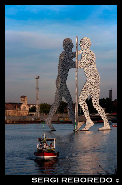 Escultura metálica llamada Hombre Molécula por Jonathan Borofsky en el río Spree de Berlín. Hombre Molécula es una serie de esculturas de aluminio, diseñados por el artista estadounidense Jonathan Borofsky, instaladas en diversos lugares del mundo, incluyendo Berlín, Alemania, y Council Bluffs, Iowa, EE.UU.. Las primeras esculturas Hombre de la molécula se realizaron en 1977 y 1978 en Los Angeles, EE.UU.. Las esculturas se componen de tres seres humanos que se inclinan el uno hacia el otro, los cuerpos de los que están llenos de cientos de agujeros, los agujeros de representante de "las moléculas de todos los seres humanos que se unen para crear nuestra existencia". Una escultura relacionado es el hombre del martillo