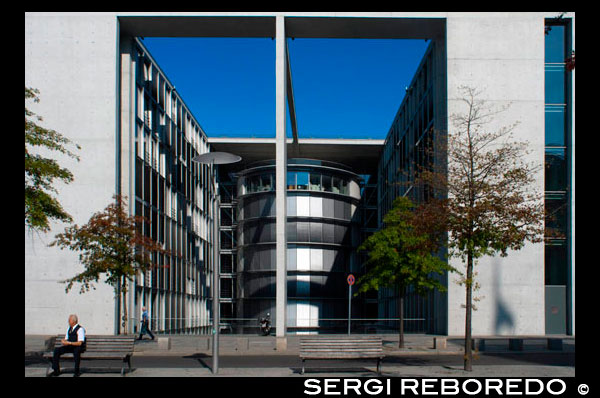 Paul Loebe House , Alemanya , Berlín . Els de vidre i formigó Paul - Löbe - Haus alberga oficines per a les comissions parlamentàries del Bundestag . Des de dalt es veu com una pinta de doble cara ia l'interior hi ha un atri el temps suficient per ser una pista de bitlles per als gegants . Se li vincula amb un doble pont de vianants a la Marie- Elisabeth - Lüders - Haus a tot el Spree en un símbol visual de la reunificació . Els horaris varien , depenent de l'ús parlamentari . L'edifici porta el nom de Paul Löbe , President del Reichstag d'Alemanya 1924-1932 , és un dels més impressionants edificis del govern federal sobre Spreebogen ribera de Berlín . Proporcionar 32.000 m² de superfície distribuïts en vuit plantes , les cases complexes 550 oficines de 275 parlamentaris , 21 sales de reunions amb els comitès , amb galeries de diversos visitants , 400 oficines , 8 sales de reunions , dos restaurants i la seu de la Comissió dels Afers de la Unió Europea . Transparència compleix solidesa malgrat les dimensions estructurals massius de l'edifici , el seu arquitecte , Stephan Braunfels , va tenir èxit en la creació d'un disseny de la lleugeresa de filigrana per al parlament del Bundestag alemany . L'arquitecte de Munic , el disseny va convèncer al jurat en la competència pel contracte per dissenyar i construir l'edifici , es basa en gran mesura en l'ús del vidre . Totes 08:00 plantes de l'edifici estan tancats en una sala allargada , la casa d'alta parets de vidre ofereixen vistes cap ia través d'ella . Les sales de les comissions , també situades en rotondes , es poden consultar al passadís , donant una impressió d'obertura i transparència . 23 metres d'alt porxos enormes , sostingudes per esveltes columnes representen un element d'estil decisiu més enllà . Aquests no només posen l'accent en l'orientació est- oest de l'edifici , sinó que també es corresponen amb l'estructura de la Marie - Elisabeth Lüders , a la riba oposada del riu Spree . Aquest dispositiu arquitectònic ha ajudat a crear un conjunt interconnectat atractiu , que està unida per un pont . Per no afectar l'aparença harmoniosa de l'edifici , el seu equipament electro - tècnica havia de ser integrat en el seu entorn el més discretament possible , tant en termes de forma i color . LS 990 gamma d'interruptors d'acer inoxidable , que respon perfectament a aquests criteris , de Jung era, per tant , l'opció lògica.