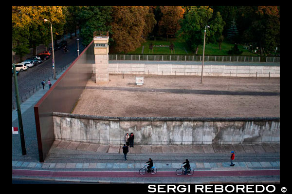El Mur de Berlín el Bernauer. El monument mur de Berlín al Bernauerstrasse. El Mur de Berlín és el lloc commemoratiu central de la divisió d'Alemanya, situada al centre de la capital. Situat al lloc històric en la Bernauer Strasse, amb el temps s'estendrà al llarg de 1,4 quilòmetres de l'antiga franja fronterera. El monument conté l'última peça del Mur de Berlín amb els motius conservats darrere d'ell i és per tant capaç de transmetre una impressió de com les fortificacions frontereres van desenvolupar fins al final de la dècada de 1980. Els esdeveniments que van tenir lloc aquí, juntament amb les restes històriques conservades i restes d'obstacles fronterers a la pantalla d'ajuda per fer la història de la divisió d'Alemanya comprensible per als visitants.