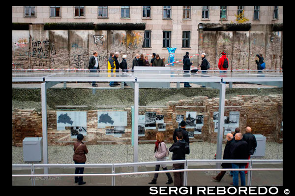 Exterior de la nova Topographie del Terror museu històric en el lloc de l'antiga seu de la Gestapo a Berlín Alemanya . Entre 1933 i 1945 , les institucions centrals de la persecució nazi i el terror - l'Oficina de la Policia Secreta de l'Estat amb la seva pròpia " presó casa ", els dirigents de les SS i , durant la Segona Guerra Mundial , l'Oficina Central de Seguretat del Reich - es troben a la fonaments actuals de la " Topografia del Terror" , que estan al costat del museu Martin Gropius Bau i prop de la Potsdamer Platz . Després de la guerra , els motius van ser arrasades i inicialment utilitzats amb fins comercials . Més tard , el 1987 , com a part de la celebració de l'aniversari nombre 750 de Berlín , el terreny es va fer accessible al públic sota el nom de " Topografia del Terror" . Una sala d'exposicions i l'edifici exposat queda a l'antiga Prinz - Albrecht - Straße ( Niederkirchnerstraße d'avui) i Wilhelmstraße van ser utilitzats per documentar la història del lloc . Dues competicions que aborden com tractar amb el lloc històric van fracassar . El 2006 , la tercera edició del concurs per a la construcció d'un centre de documentació i redisseny dels terrenys de la " Topografia del Terror " va ser guanyat per l'arquitecte berlinès Ursula Wilms ( Heinle , Wischer i Soci ) i l'arquitecte paisatgista Professor Heinz W. Hallmann ( Aquisgrà ) . El nou centre de documentació obert el 7 de maig de 2010. A mesura que el " lloc dels autors , " la " Topografia del Terror " compleix un paper especial entre els molts llocs de commemoració , monuments i museus a Berlín avui que commemoren l'època del nacionalsocialisme . Situat al centre de la capital , que ofereix informació en un lloc autèntic sobre la seu de la SS nazi i l'estat policial i revela les dimensions europees del regnat del terror nazi