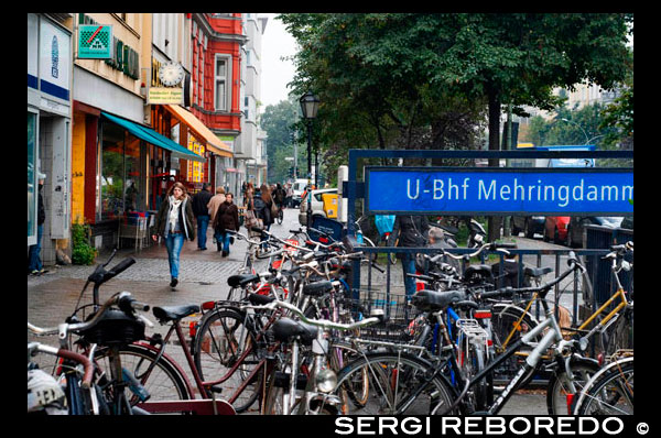 Mehringdamm, Kreuzberg, Berlín, Alemania. El Mehringdamm es una calle en el sur de Kreuzberg, Berlín. En el norte se inicia en Mehringbrücke y termina - con sus meridionales mayoría de las casas ya que pertenece a la localidad de Tempelhof - en Platz der Luftbrücke. Es la dirección sur histórica autopista Berlín-Halle, que ahora forman la ruta federal 96. El cruce principal de Mehringdamm está con el camino del siglo 19 anillo alrededor del centro urbano de Berlín, llamado Yorckstraße oeste, y al este de Gneisenaustraße Mehringdamm.
