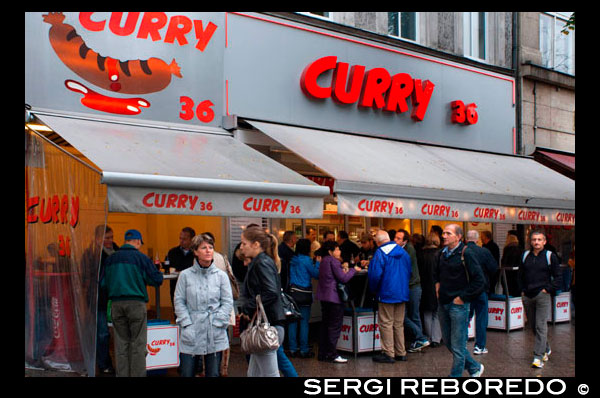 Curry famoso 36 restaurante salchicha Kreuzberg Berlín Occidental, Alemania, Europa. Si quieres comer currywurst el camino de Berlín, el fin tuyo aquí hervida y desnudo ("darm ohne", sin piel), un poco pálido en comparación con los de las pieles de color rosa. La salchicha en este bar de aperitivos en particular es tan popular que han comenzado una serie de mercancía luciendo su logotipo de tonto. Además de la currywurst hay bockwurst, krakauers y varios otros tipos de salchichas, así como especialidades proletarios de Berlín, como hamburguesas fritas y Bouletten (albóndigas / empanadas). Se lo quite o devorar todo abajo en una de las tablas de stand-up al aire libre. • Mehringdamm 36, Kreuzberg, ni teléfono, www.curry36.de. Mon-Sun 9am-5pm. Currywurst € 2,50