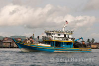 The fishing boats leave and enter the port of Semporna continuously, as do those of transporting divers to Pulau Mabul and Pulau Sipadam.