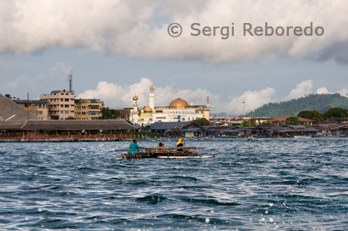 A fishing boat leaving the port of Semporna. In the distance you can see the mosque in Semporna. The only interesting building in Semporna is the mosque, pure white, contrasting with its surroundings, particularly with the market, medium built over the water. The Diving from Semporna options are varied, from the backpacker budget is spent diving and sleep diary for 2 euros, to luxury resorts, some with private island, passing through the strangest place I've dived the SeaVentures mentioned Dive oil platform, which now, instead of extracting oil from the seabed, sent divers to it. Junkie Scuba-diving is the most popular center of Semporna, with attached guest house, you only costs 2 € if you dive with them and 4 € if you stay only. The owner, Tino is a German lover of underwater photography, as evidenced by dozens of high quality pictures hanging on the diving center, and the manager, Ric, a Scot who went on vacation 2 weeks ago and stayed 5 years . For 50 € you can do 3 dives per day, meals included, leaving at 8 am and returning on the 4. The speedboats take 40 minutes to get from Semporna to Mabul, the Sipadan island nearest to accommodation but too aborrotada for my taste, and in 20 minutes you are in Sipadan. The first dive leaves you so stunned that you almost forget to breathe, since only 2 / 3 meters in depth the variety of corals and tropical fish is unique. Although this is not the best time of year, the monsoon still be lurking, visibility is good, between 15 and 20 meters.