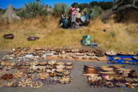 Improvised craft market to the arrival of tourists in the camp Batawana. In the vicinity of Camp Eagle Island Camp by Orient Express, outside the Moremi Game Reserve in Botswana there is a camp where they live a hundred Batawana Indian tribe. You can canoe trips to visit their village. The Terracotta Crafts Kgatleng District of Botswana was declared Intangible Cultural Heritage of Humanity in 2012 by UNESCO.1 craftsmanship is created by the women of the community Bakgatla ba Kgafela Kgatleng District in southeastern the country. Clay is used, weathered sandstone, iron oxide, vague dung, water, grass and wood to manufacture containers that embody reasons ancestral rituals and beliefs of the community. The harvest of the earth is through meditation master artisan. Once collected the clay and sandstone, are crushed and screened. After it is formed modeling clay. After decorating, baked in an oven pit. The tradition is passed down from generation to generation but today this art is in danger of disappearing due to the declining number of teachers artisans, low prices of the finished products and the use, increasingly, of mass production vessels. This is why UNESCO included on the List of Intangible Cultural Heritage in Need of Urgent Safeguarding.