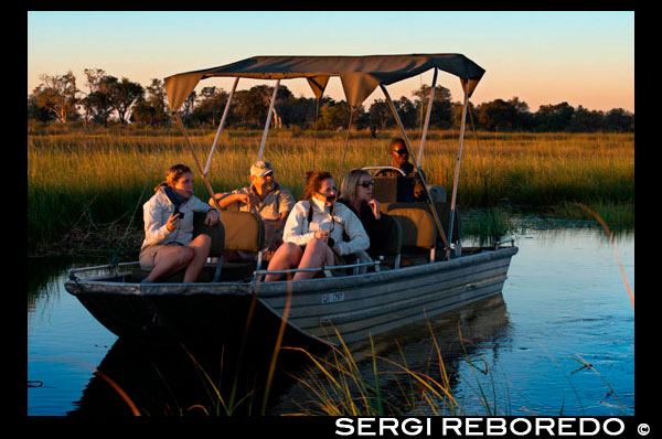 Tourists enjoying the last rays of sun on the water safari camp made from Eagle Island Camp by Orient Express, outside the Moremi Game Reserve in Botswana. The Okavango River originates in Angola and after traveling almost 1000 kms is divided into countless streams, canals and lakes forming the Okavango Delta area called (as in Botswana). Occupies 15,000 square kilometers this amazing gift of nature full of birds of all colors, hippos, crocodiles, impalas, zebras, elephants, buffalo, wild boars ... and water lilies, papyrus and more varied fauna. The safaris are made on foot or by boat. Also consider visiting villages where humble life of its inhabitants: wooden houses sharing a water fountain without light. Where moroko Besides taking tourists, their sources of income are small gardens, fishing and handicrafts. RECOMMENDATIONS If you want to see are large mammals, the best time to visit the delta is from May to October, when the water is low. If you prefer green vegetation cover angry birds is the best time of the rainy season from November to April. The apartments in the heart of the delta are private and are very expensive. The alternative is the camps and government lodges found in the peninsula of Moremi. CURIOSITY is said that the lions of the Okavango Delta are the only swimmers, that in times of flood water are forced to do so if they are isolated on islands to hunt their prey most common antelopes and impalas. The mokoros are kind of canoes used by the locals to scroll through the channels. Constructed of wood slowly move driven by the force of man.