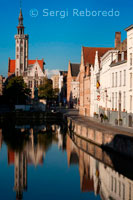Bruges , Belfort Canal and the Plaza Mayor : There is also Calling Markt , this plaza is the nerve center of Bruges. It is a striking WELCOMING ALL Market on Saturdays . Belfort : It is located in the plaza above the tower and is more characteristic of Bruges. From the tallest part , to 83 feet high and 365 trans subir floors , is obtienen las mejores vistas of the city. In the Academiestraat is the Poortersloge from the 14th and 15th Century. This lodge was used as a meeting place of the wealthy citizens of the city. Also, foreign buying sounds were welcomed here. Certainly been here so many signed lucrative and secret trade agreement. Even the most prominent and oldest inhabitants is located in a niche - the Bruges Bear. Today houses the state archives. In the Academiestraat is the Poortersloge from the 14th and 15th Century. This lodge was used as a meeting place of the wealthy citizens of the city. Also, foreign buying sounds were welcomed here. Certainly been here so many signed lucrative and secret trade agreement. Even the most prominent and oldest inhabitants is located in a niche - the Bruges Bear. Today houses the state archives.