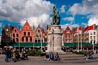 In the center of the Market stands the statue of Jan Breydel and Pieter de Coninck. The statue not only honors these two leaders of the 'Battle of the Golden Spurs' which took place on the 11th of July 1302, it is perhaps more so a clear statement of the political leaders of the 1880's that the cause for Flemish emancipation was something that the Belgian government had to take notice of. Both Breydel and de Coninck participated in the 1302 uprising of the Flemish against the occupation by the French king, known as the Battle of the Golden Spurs'. This battle was also the central theme of the book 'De Leeuw van Vlaanderen' (the lion of Flanders) written by Hendrik Conscience in 1838. He romanticized the Flemish uprising and it became a symbol of the Flemish movement which fought for recognition of the Dutch language and Flemish culture in the French-language dominated Belgium of the 19th century.