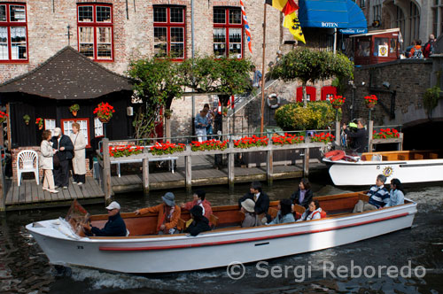 Boat: Boats can also be used to travel around Bruges. Boats are mainly operated from the centre of the city of Bruges and this half an hour boat ride is pretty popular in the city, so one can expect a lot of people already waiting for their ride. There are frequent boats leaving to the south of the Burge mainly close to Blinde Ezelstraat and the Vismarkt. At winter times, the number of boats is fairly reduced. For the best boating experience, try taking the Lamme Goedzaak river barge to Damme. Damme was once known to be the main port of the city of Bruges, but lately it is just a pretty village. To take this trip, all you have to do is go to the Noorweegse Kaai at Dampoort, which is located 2 km to the north of Bruges on the number 4 bus route from the Markt. This boat ride to Damme takes 40 minutes and is operated daily from Easter to the beginning of September.