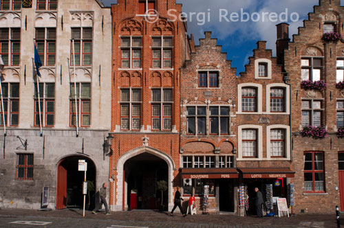 Walk in the historical Bruges. Guided Walking Tours. Guided walks are a great way to experience the main sites of Bruges in more depth. There are an endless number of walking tours on offer which take you on different routes, depending upon your interests. Bruges is rich in medieval architecture and the guides are good at explaining their origins. You will encounter a variety of city sites, such as the Market Square (Belfry and historical building facades), the "Burg" (city castle) Square (City Hall, Basilica of The Holy Blood) the "Reien" (picturesque canals and waterways), the Fish market and the "Europa-College". You will wander along most foremost museums (such as the "Groeninge", "Gruuthuse" and "Brangwyn" museums), the Church of Our Lady (with a statue of the Madonna with child by Michelangelo), the old Saint John’s Hospital with the "Memling" Museum, almshouses, the Beguinage and the waters of the "Minnewater".