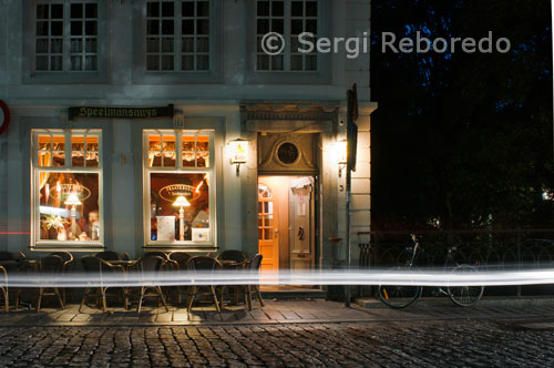 Bruges offers a vast choice of local cuisine which does not mean all restaurants serve the same food. Praatk Roeg ´t Speelmanshuys Restaurant.
