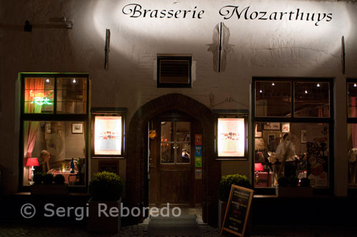 Brasserie Mozarthuys. This small brasserie just off the Burg was where we had a rather excellent Flemish beef stew (and the obligatory chips). MozartHuys Brasserie Restaurant (ideal for lunch) (Burg area) If you find yourself visiting the Burg area, The MozartHuys Brasserie is the ideal place to stop for lunch. I ended up in here one cold December afternoon after having visited the Basilica of the Holy Blood and the gothic Town Hall in Burg Square. Ideal place for a quick snack or for a long lazy lunch – they do an excellent Flemish stew with fries (fries are served in most restaurants in Bruges) and the mussels in white wine are delicious (another Flemish speciality). Arthie’s, St Martin’s Orangerie (Martin’s Hotels Group) Bistro Restaurant, Wollestraat 10, 8000 Bruges