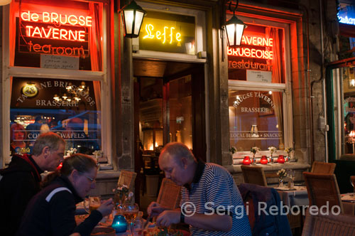 Tipical restaurant in Brugge. Taverne Brugeoise. Menu's rate  from 16.00€  to 22.00€. à la carte rate (entrée, main course, dessert, without wine) from 20.00€  to 30.00€. Open from 9h to 22h.Cuisine non stop Open on these following holidays Easter - Easter Monday - Labor Day (01/05) - Ascension Day - Whit Sunday - Whit Monday - Flemish Comm.Day. (11/07) - National day (21/07) - Assumption Day (15/08) - French Comm. Day (27/09) - All Saints' Day (01/11) - Armistice Day (11/11) - New Year's Eve - New Year's Day