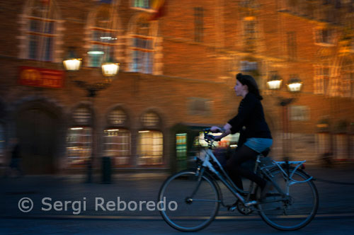 Brugge by bicycle. Brugge is a very cyclist-friendly city. In most of the one-way streets in the centre, you can cycle in both directions. On the bigger streets outside the old town, you mostly have cycle lanes. We also cycled a bit in direction Damme, along the canal, really great!. here are many places that rent bikes and it is by far the most popular form of transportation in Brugge. If you are staying in a hostel, you may be able to get a bike for free or get one at a discount. f you are renting from a bike renting store you will probably have to give them around 20 euro as a deposit that you will get back later and the rental will be around 9 - 12 euro per bike. Considering you get the bike for an entire day, it is well worth it. There are many little villages around Brugge that can be easily reached on a bicycle and a nice little day trip. So pack some sandwiches and a blanket and enjoy the day.