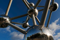 The Atomium, with its 102 meters high and 2400 tons, represents the structure of an iron atom increased 165 million times. Their fields were built by André Waterkeyn steel and aluminum for the International Exhibition of 1958, and consists of nine areas of 18 meters in diameter each, linked by escalators. At first there was talk of dismantled once the exposure, but quickly became a tourist attraction that still exists today, and it has even become an icon of the city. In March 2004, conducted a rehabilitation process that lasted until February 2006, including an elevator that rises to the top at a speed of 5 m / s. It has an interior space for exhibitions and a restaurant.