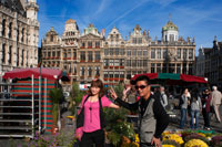 Two Chinese are photographed on the Grand Place. Known for its beautiful architecture, this is the main square in Brussels and is ranked as one of the world's top ornate. Was inscribed on the World Heritage List of UNESCO in 1998, and in it are located buildings vital as the XV century gothic town hall and other equally picturesque dating from the seventeenth century. Unfortunately, in 1965, during the War of the League of Augsburg, most of the buildings to be made of wood, were reduced to ashes, resisting only some that were built in stone. Then the merchants in the area got together and build again, this time in stone, the huge ensemble that we see today. In August, every two years, horticulturists Ghent put a carpet of flowers that occupies 25 x 75 meters in the middle of the square. 