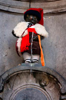 They worship the statue of a boy called Manneken -Pis , and nobody really knows why. Legend has it turned off a bomb with his pee . A heroic act , of course , because it has been honored with a wardrobe of over 600 costumes , some made ??by haute couture dressmakers. Manneken Pis. Rue de l'Etuve, 46 Rue du Chêne corner. <M> Bourse. This bronze statue of just 30 centimeters of a naked boy peeing in a fountain is the symbol of the city. Sculpted by Jerome Duquesnoy in 1619, underwent several attempts at looting in later centuries until finally in 1960 managed to steal it, but was recovered poseriormente. To preserve it, now showing a bronze copy, and the original lies in the Musée de la Ville de Bruxelles. Several legends place its origin, some say that the son of a duke began to urinate in the middle of a battle that ended up winning the statue and enshrined this military courage, others say a boy named Juliaanske saw dynamite placed in the walls and before the fuse detonated the charge, got up urinating thus stopping the explosion and saving the city from a conquest. Any way whatsoever today is a myth and has more than 800 different costumes belonging to all cultures and nations. These include, for example, costumes of various Spanish regions, a bullfighter, the Cid, Barça and Madrid, and even Vilafranca castellers of the brotherhood of the Brotherhood of the Crusaders of the Faith