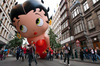 A mid-month marks the Balloon's Day Parade www.balloonsdayparade.be parallel with the Fête de la Bande dessinée www.fetedelabd.be (Comic Party). All huge balloons participating in this parade through town are shaped characters and comic heroes. The parade is added a music festival, video, 3D, laser and fireworks at night and a comic www.comicsfestivalbelgium.com Festival during the day, in which each year fans gather to study the work of more seventy artists. There is also a fair collectors and many activities for children.
