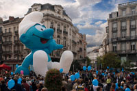 Great Smurf balloon in the center of Brussels. A mid-month marks the Balloon's Day Parade www.balloonsdayparade.be parallel with the Fête de la Bande dessinée www.fetedelabd.be (Comic Party). All huge balloons participating in this parade through town are shaped characters and comic heroes. The parade is added a music festival, video, 3D, laser and fireworks at night and a comic www.comicsfestivalbelgium.com Festival during the day, in which each year fans gather to study the work of more seventy artists. There is also a fair collectors and many activities for children.