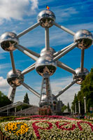The Atomium, with its 102 meters high and 2400 tons, represents the structure of an iron atom increased 165 million times. Their fields were built by André Waterkeyn steel and aluminum for the International Exhibition of 1958, and consists of nine areas of 18 meters in diameter each, linked by escalators. At first there was talk of dismantled once the exposure, but quickly became a tourist attraction that still exists today, and it has even become an icon of the city. In March 2004, conducted a rehabilitation process that lasted until February 2006, including an elevator that rises to the top at a speed of 5 m / s. It has an interior space for exhibitions and a restaurant. 