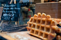 Another typical sweet Belgian waffles are. There are three varieties of Belgian waffles: the soft waffle, served cold, the Brussels waffle is eaten hot and Liège waffle, a city that first made this sweet. Legend has it that it was invented in the eighteenth century one of the cooks of the Prince of Liege. The waffels, a name known to the waffles at home, you can find them in many shops and stalls in the city. The Brussels is thicker and lighter, I served with the cream, chocolate, vanilla, fruit (usually banana and strawberries) or with scoops of ice cream, that's going to consumer tastes. My favorite is the chocolate with banana and strawberries is delicious. Near the Manneken Pis are the best places to eat waffles (for its value / price). I recommend that the child next to Simeon, it is easy to find locally because about Hulk's the typical upper hole through which you put your head and make the photo with the child's body pisser.