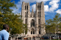 Cathédrale des Sts Michael et Ste Gudule. www.cathedralestmichel.be Place Sainte Gudule. (Monday to Friday from 7:00 to 18:00 / Saturdays and Sundays from 8:30 to 18:00 / Adult: 1 euro and Roman remains and treasure museum and crypt 2.5 euros / children free). <M> Gare Centrale. Tel 02 217 8345. The construction of the Cathedral, which was first-GIATA Cole of St. Michael and St. Gudula, began in the early thirteenth century driven by Henry I, Duke of Brabant. Nearly 300 years were necessary to carry out this giant, completed a few years before the reign of Charles V, so that different styles were used for its construction, from the Romanesque to the Renaissance. The restoration of the nave and choir, which lasted from 1983 to 1989, returned to the stones, stained glass domes and their former splendor. Allowed while bringing to light important and remarkably well preserved remains of the Romanesque church of the eleventh century, on which stands the present Gothic building. The twin towers projecting from the main facade visible from much of the city.