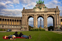 The Arch of Triumph of the City of Brussels is located in Le Cinquantenaire Park, the largest green space in the city and one of the favorite places to take a break either after work or for tourists. The Arc de Triomphe was built, and initially as main gateway to the city for people who arrive on the east by Avenue Tervueren.