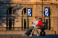 A romantic couple sitting on a bench in the square next to the elevator Poelaert Marolles. To download from the Sablon to Marolles can use unusual means of transport, a fully complimentary glass elevator from which you can enjoy a splendid view over Marolles. He was laid to bridge the gap that separates Marolles Palace. In the top (Poelaert square) there is a viewpoint from which to see some of the most emblematic buildings of the city.